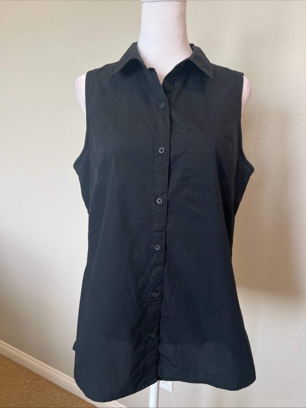 Banana Republic Women’s Black Sleeveless Button Down Top Size Small